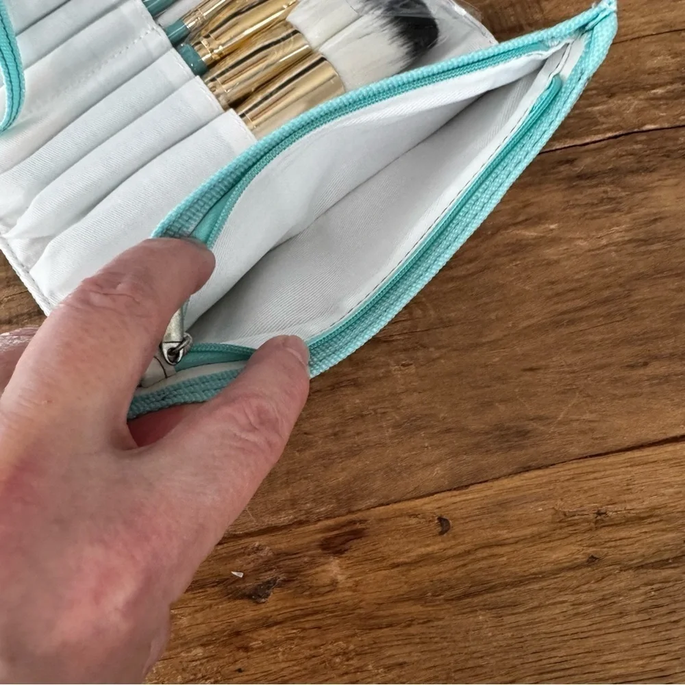 NEW Carmindy & Co. Professional Makeup Brush Set and Brush Roll ~